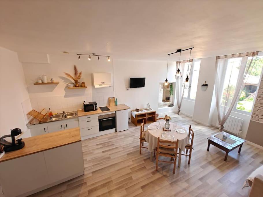 Le Duplex Du Centre - Ideal Pour Un Sejour Detente ! Saint-Savinien Eksteriør billede